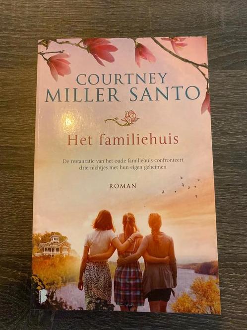 Het Familiehuis - Courtney Miller Santo, Boeken, Romans, Gelezen, Nederland, Ophalen of Verzenden