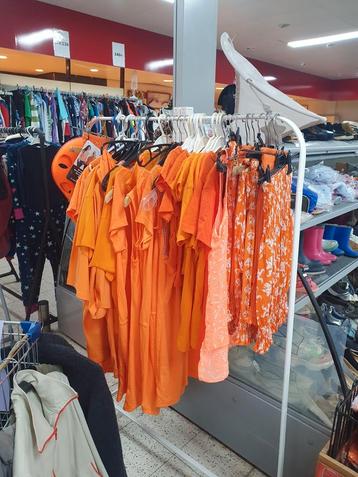 Nieuwe oranje kleding 