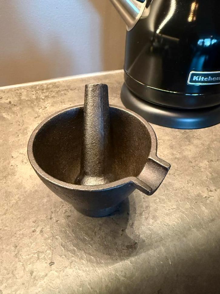 Stoere Gietijzeren Vijzel - Decoratief & Functioneel, Huis en Inrichting, Keuken | Keukenbenodigdheden, Gebruikt, Verzenden