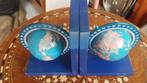 Twee houten boekensteunen  met Globe, Ophalen