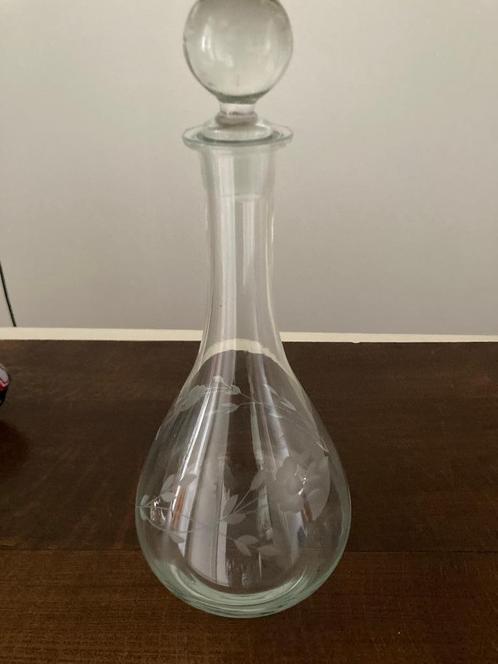 Glazen sierlijke karaf met 2 geslepen bloesemtakken., Antiek en Kunst, Antiek | Glas en Kristal, Ophalen of Verzenden