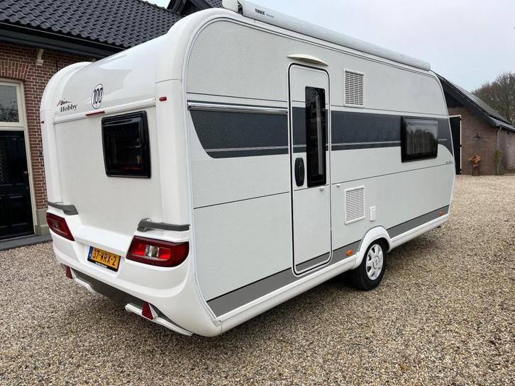 Hobby  De Luxe 460 SFF Queensbed, Mover , Nieuwstaat! 2022, Caravans en Kamperen, Caravans, Bedrijf, tot en met 3, 1000 - 1250 kg