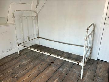 Antiek (Frans) smeedijzeren bed. beschikbaar voor biedingen