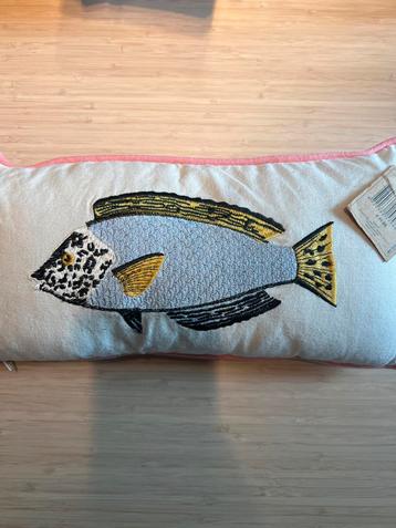 Leuk sierkussen met vis motief beschikbaar voor biedingen