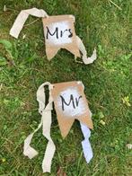 Versiering huwelijk - Mr & Mrs vlaggen stoeldecoratie, Hobby en Vrije tijd, Feestartikelen, Versiering, Ophalen of Verzenden, Zo goed als nieuw