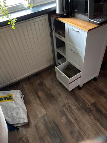 Keukentrolly op wieltjes beschikbaar voor biedingen