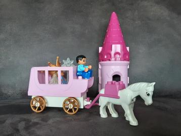 Koets met paard, prins en prinses, kasteeltoren beschikbaar voor biedingen
