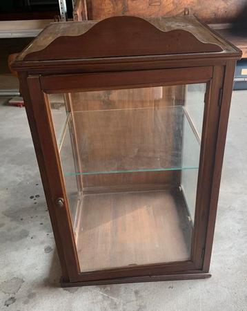 Antiek houten hang vitrinekastje 52 breed,53 diep,90cm hoog beschikbaar voor biedingen