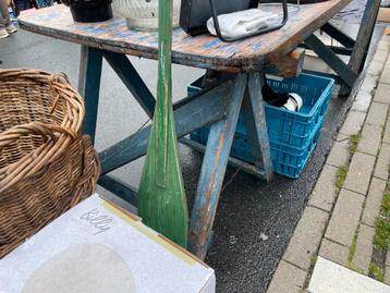 Oude schagen en tafel beschikbaar voor biedingen