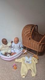 Vintage rieten poppenwagen met poppen en accessoires, Kinderen en Baby's, Speelgoed | Poppen, Ophalen, Gebruikt, Babypop