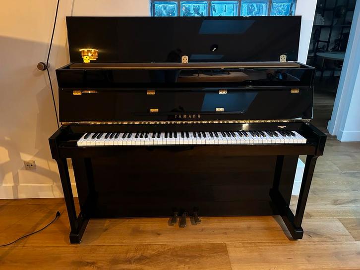 Yamaha E110 Piano in Uitstekende Staat, Muziek en Instrumenten, Piano's, Zo goed als nieuw, Piano, Zwart, Hoogglans, Ophalen of Verzenden