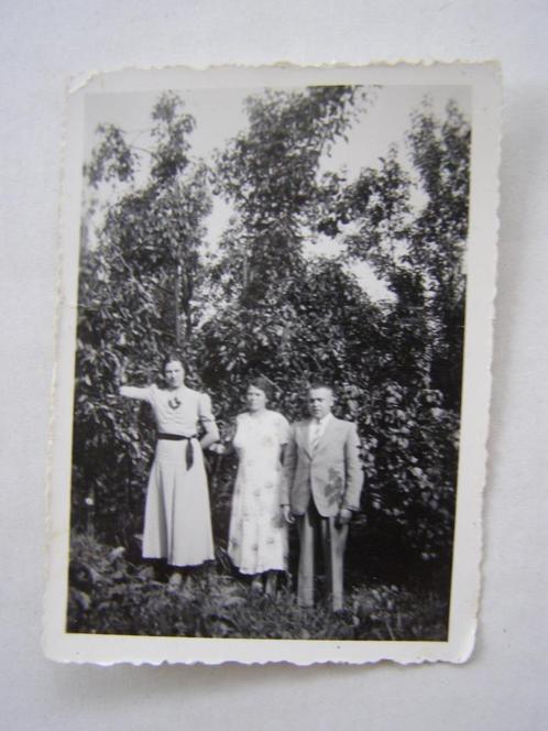Kleine foto: Gezin, in de boomgaard, ca 1940, Verzamelen, Foto's en Prenten, Gebruikt, Foto, Voor 1940, Ophalen of Verzenden