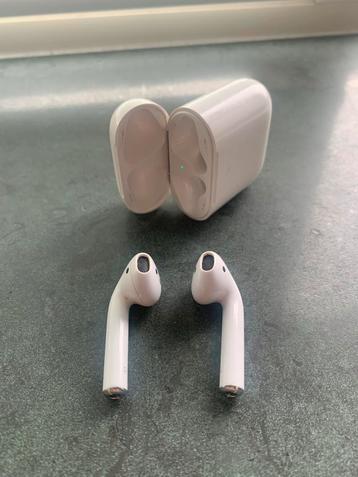 Apple AirPods 2e gen (1e gen Case) beschikbaar voor biedingen