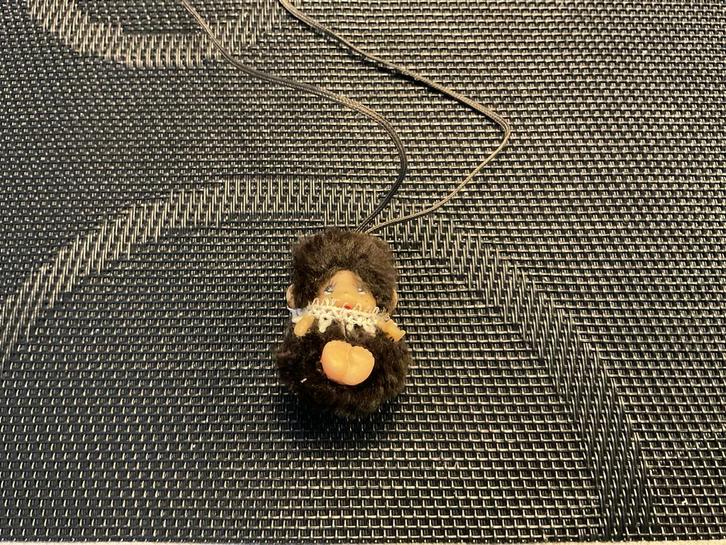 Vintage mini Monchhichi aapje babyhanger aan koord, Verzamelen, Poppetjes en Figuurtjes, Gebruikt, Ophalen of Verzenden