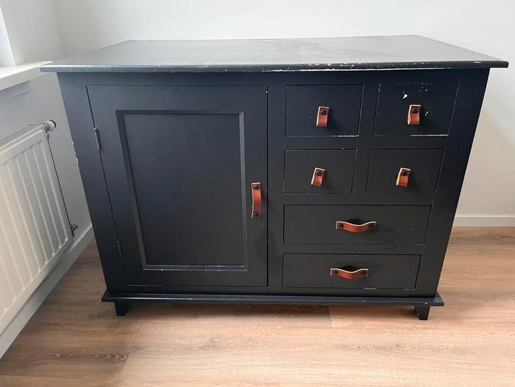 Zwarte commode met deur, lades en leren handgreepjes, Kinderen en Baby's, Kinderkamer | Commodes en Kasten, Gebruikt, Commode