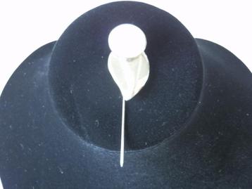 Salvatore Ferragamo broche. Salvatore Ferragamo. beschikbaar voor biedingen