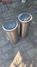 Twee brabantina RVS afvalemmers met deksel, Ophalen, Gebruikt, 50 tot 75 cm, 20 tot 30 liter