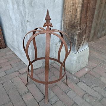 Grote metalen kroon steker roest met Franse lelie *Etage3* beschikbaar voor biedingen