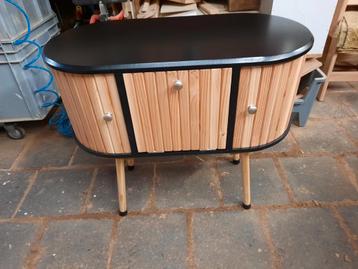 Wandkastje zwart met houten klepje en 2 schuifdeurtjes