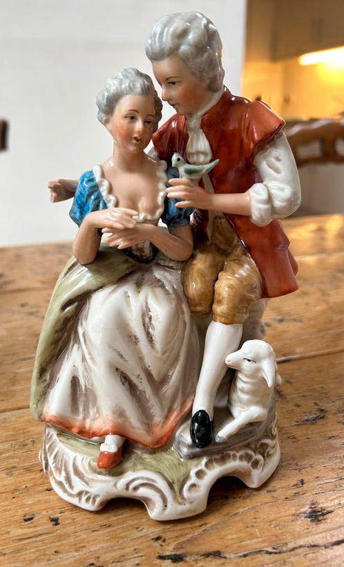 Beeld van romatisch tafereel man en vrouw, Verzamelen, Beelden en Beeldjes, Zo goed als nieuw, Mens, Ophalen