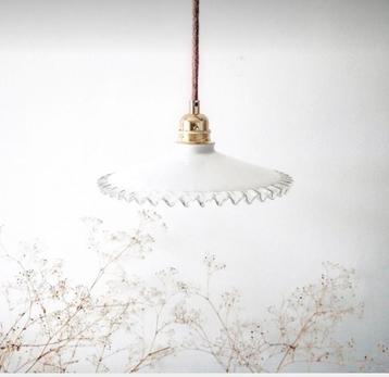 Antiek jaren20 frans opaline glas lamp kapje beschikbaar voor biedingen