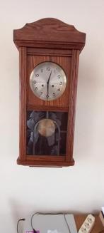 Klassieke eikenhouten wandklok met slinger, Ophalen