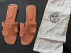 Hermes Oran sandal in de kleur Gold, Ophalen of Verzenden, Nieuw, Sneakers of Gympen