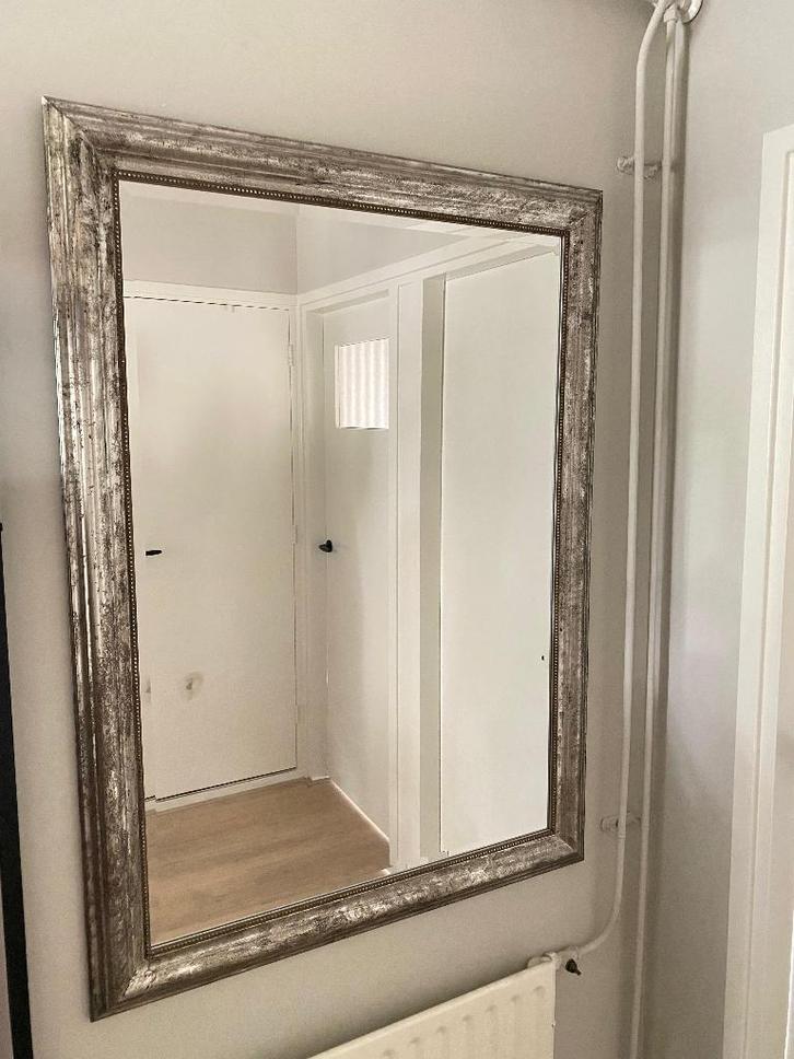 Zilverkleurige spiegel – klassiek design, Huis en Inrichting, Woonaccessoires | Spiegels, Zo goed als nieuw, 75 tot 100 cm, 100 tot 150 cm