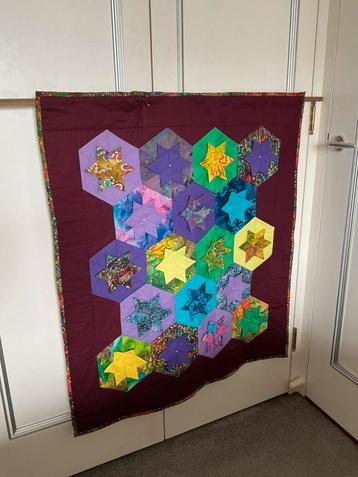 Sterren wandkleed. Hand genaaid machine gequilt. 89 x 102 cm beschikbaar voor biedingen
