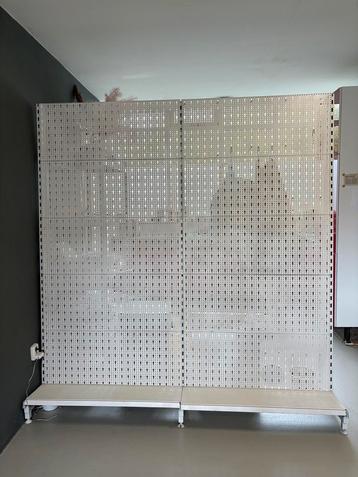 Wit metalen winkelrek/displayrek, demontabel, beschikbaar voor biedingen
