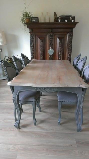 Brocante tafel met 6 antieke stoelen volledig gerenoveerd.  beschikbaar voor biedingen