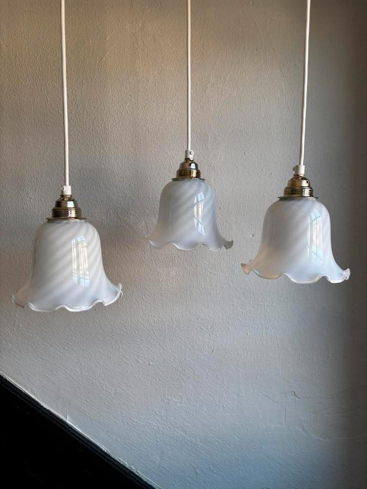 Vintage set 3 witte sierlijke swirl kelk glazen hanglampen, Huis en Inrichting, Lampen | Hanglampen, Zo goed als nieuw, Minder dan 50 cm
