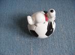 SPAARPOT SNOOPY MET VOETBAL, 1960, Ophalen of Verzenden, Zo goed als nieuw, Steen, Aardewerk of Keramiek, Strip- of Tekenfilmfiguur