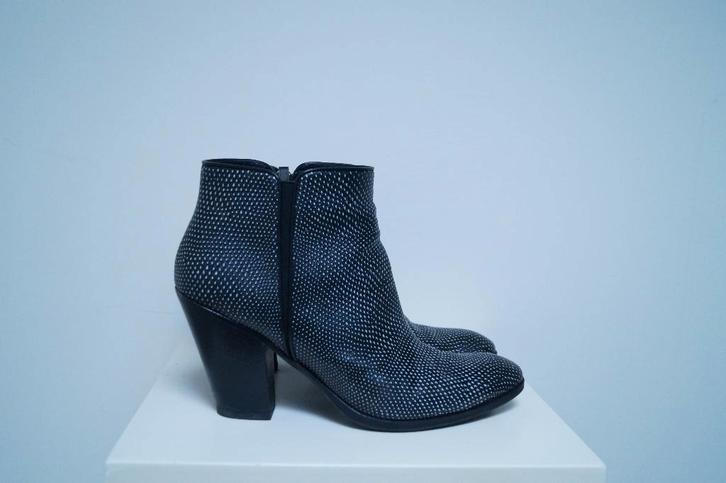 GIUSEPPE ZANOTTI Laarsjes Maat 39, Kleding | Dames, Schoenen, Zo goed als nieuw, Lage of Enkellaarzen, Zwart, Verzenden