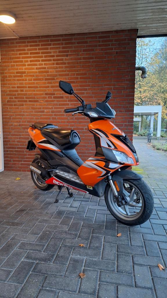 Aprilia sr50 (factory) piaggio 2T, Fietsen en Brommers, Scooters | Aprilia, Zo goed als nieuw, Tweetakt, Ophalen