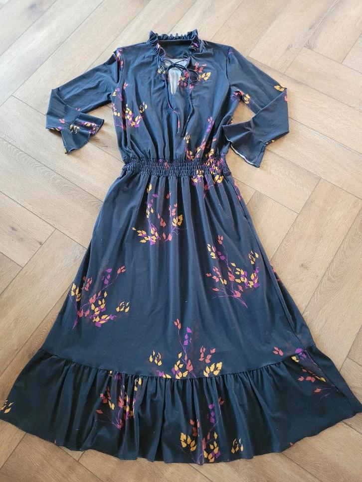 Prachtige travelstof jurk van Studio Anneloes, maat M, Kleding | Dames, Jurken, Zo goed als nieuw, Maat 38/40 (M), Blauw, Onder de knie