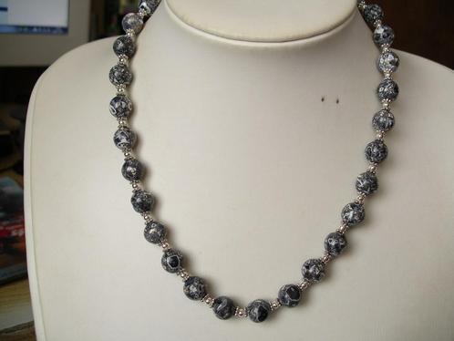 Een mooie Zwart/witte Mozaiek Howliet edelstenen ketting, Sieraden, Tassen en Uiterlijk, Antieke sieraden, Ketting, Overige materialen