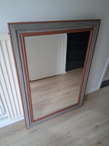   Spiegel met houten frame  beschikbaar voor biedingen