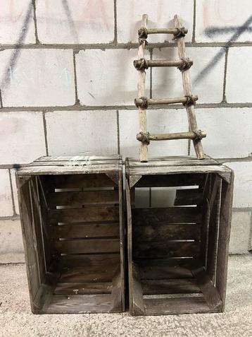 Gratis ophalen. 2 kratjes en houten trapje beschikbaar voor biedingen