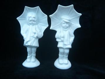 Beeldjes jongen & meisje met paraplu Lusterware porselein beschikbaar voor biedingen