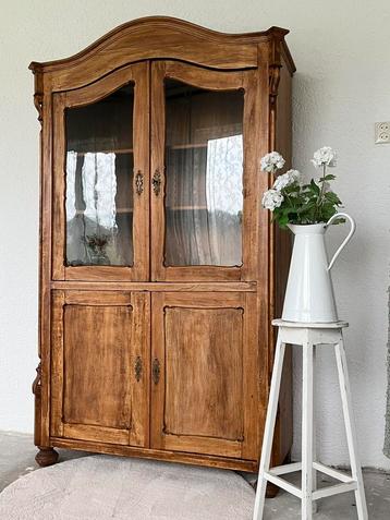 Brocante vitrinekast cottage servieskast buffetkast vintage beschikbaar voor biedingen