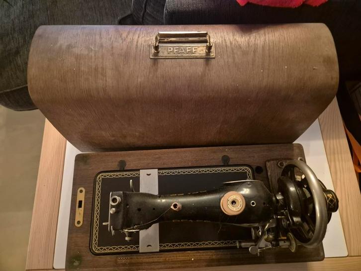 Pfaff 11 Naaimachine met Kast - Sleutel Ontbreekt, Hobby en Vrije tijd, Naaimachines en Toebehoren, Gebruikt, Naaimachine, Pfaff