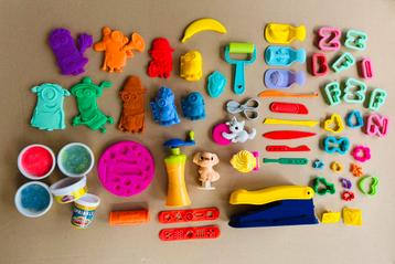 Complete set Play-Doh met klei, gereedschap, vormpjes mesjes beschikbaar voor biedingen