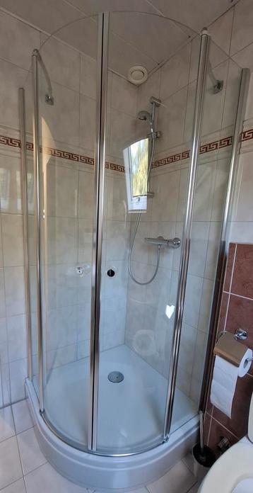 Te koop  kwartronde douchecabine met bak beschikbaar voor biedingen