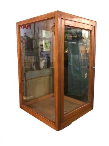 Houten vitrine volledig glas rondom