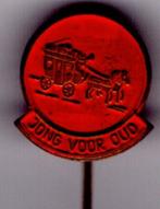 Jong voor oud postkoets rood op koper speldje ( P_183 ), Verzamelen, Speldjes, Pins en Buttons, Verzenden, Nieuw, Transport, Speldje of Pin