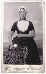 CDV - Vrouw Klederdracht Walcheren - Foto Henning, Verzamelen, Gebruikt, Foto, Klederdracht, Ophalen of Verzenden