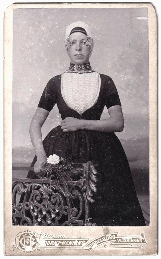 CDV - Vrouw Klederdracht Walcheren - Foto Henning, Verzamelen, Foto's en Prenten, Gebruikt, Foto, Klederdracht, Voor 1940, Ophalen of Verzenden