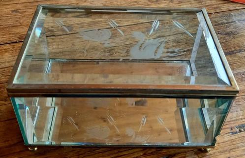 Mooi glazen kistje op pootjes met fraai geslepen glas, Huis en Inrichting, Woonaccessoires | Overige, Ophalen of Verzenden