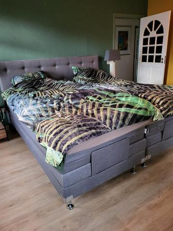 Elektrisch verstelbaar 2-persoonsbed 200x210 beschikbaar voor biedingen